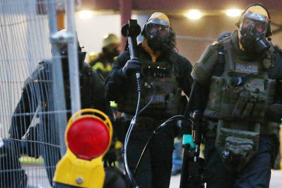 Ermittler in Spezialanzügen haben bereits mehrfach die Wohnungen des verdächtigen Tunesiers untersucht.