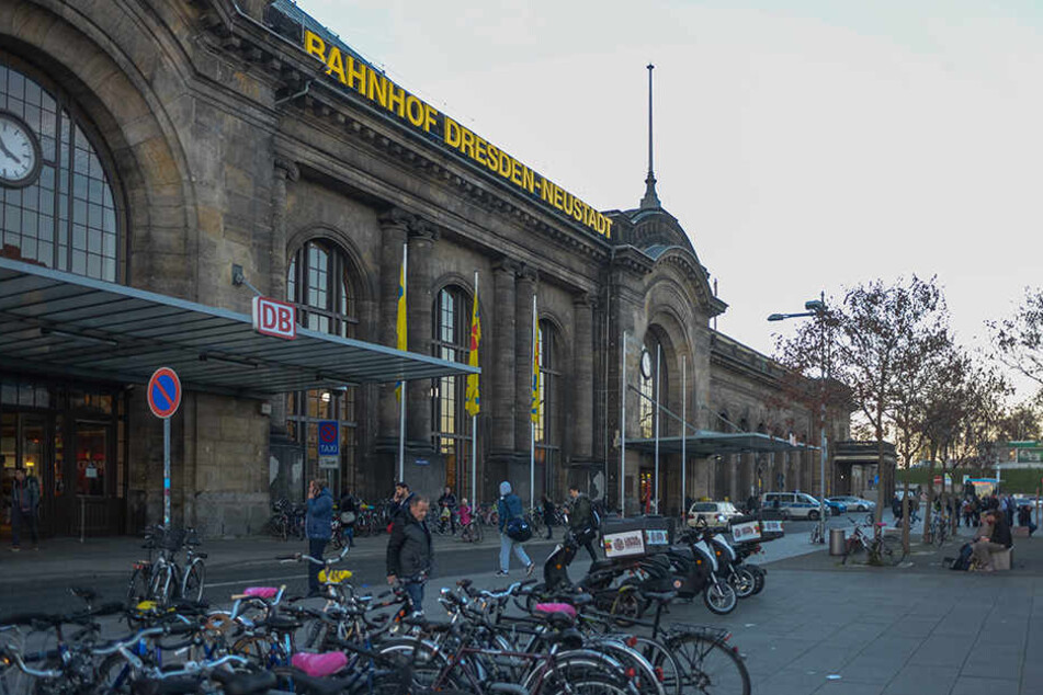 Auf einer Brachfläche rechts hinter dem Neustädter Bahnhof soll das Fahrradparkhaus gebaut werden.