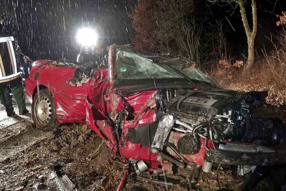 Mit ihrem 3er BMW Cabrio überschlug sich eine 20-Jährige in Bayern und krachte gegen einen Baum.