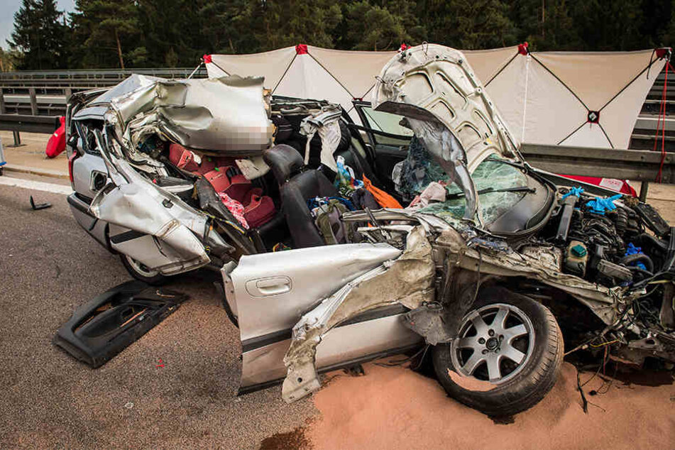 In diesem Wrack starb die Mutter. Ihre zwei Kinder und der Vater wurden schwer verletzt.