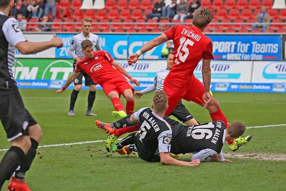 Trubel im Strafraum der Gäste. Jonas Nietfeld erzielte per Abstauber das 1:0.