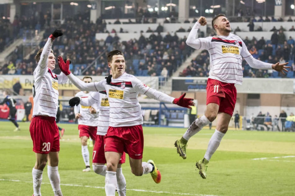 Rot-Weiß Erfurt feierte den Sieg gegen den Spitzenreiter der dritten Liga.