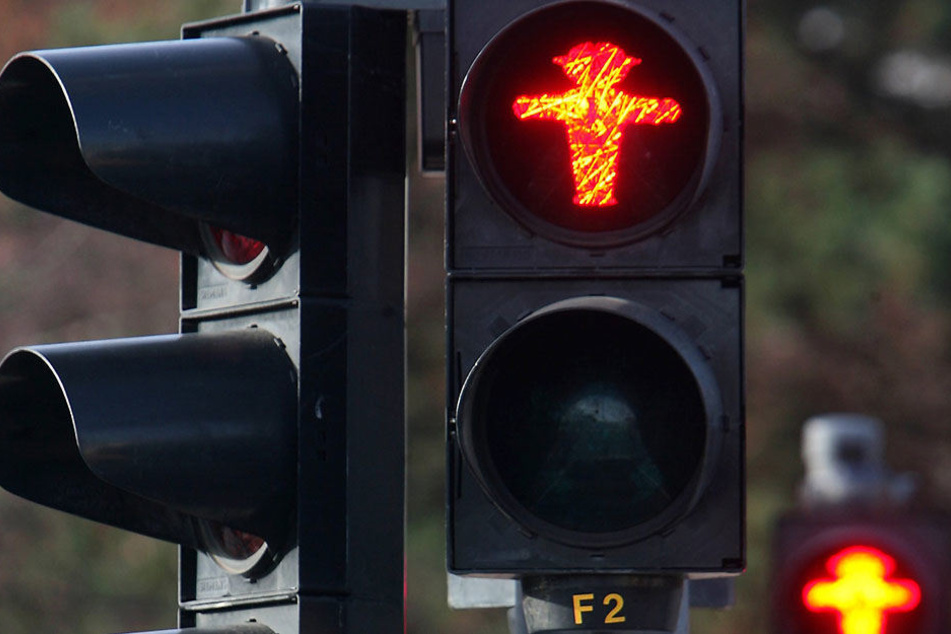 Der Fußgänger ignorierte die rote Ampel und wurde von einer Autofahrerin erwischt.