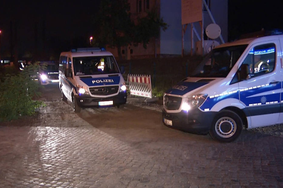 Die Polizei am Unfallort in Leipzig-Mockau am Montagabend.