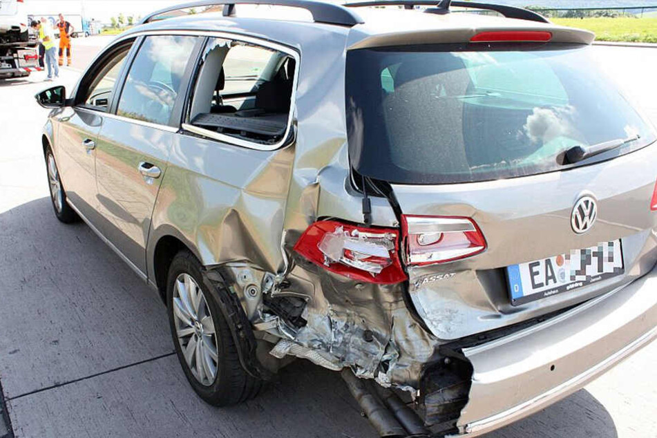 Das Fahrzeug des Unfallverursachers wurde schwer beschädigt.