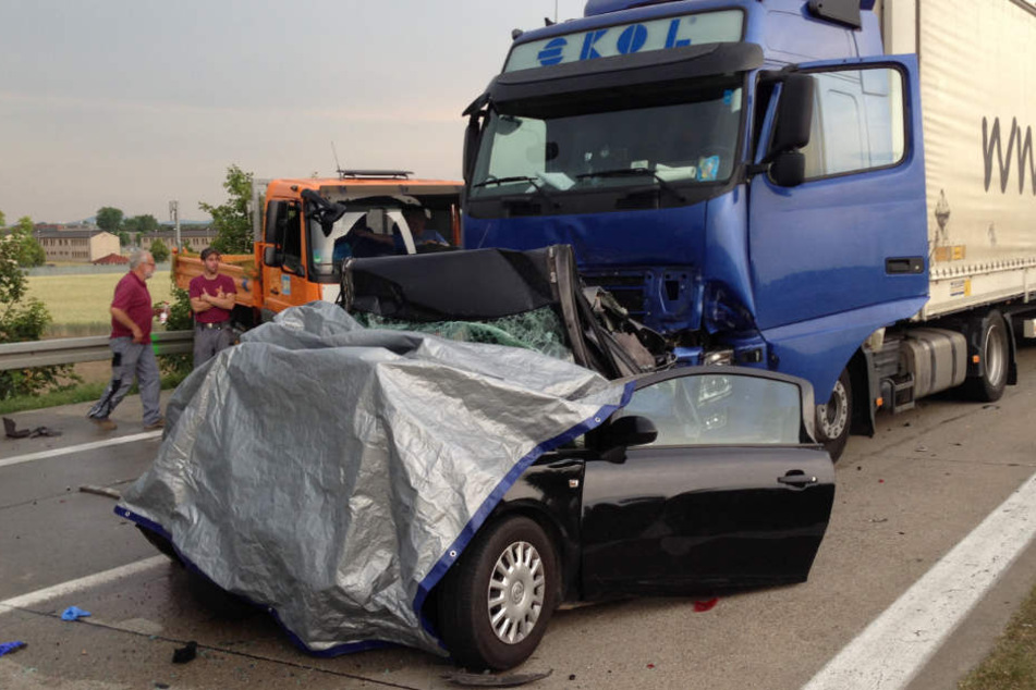In diesem Wrack starben im Juni 2015 zwei Frauen, nachdem ein Lkw in ein Stauende gekracht war. Nun ist das Urteil gegen den Fahrer gefallen. (Archivbild)