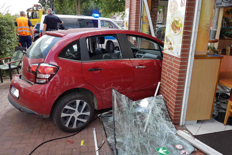 Erst beim Aufprall auf das Gebäude blieb das Fahrzeug stehen.