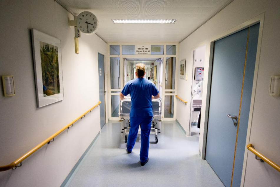 Während die Patienten in anderen Räumen behandelt wurden, schlug der 16-Jährige zu. (Symbolbild)