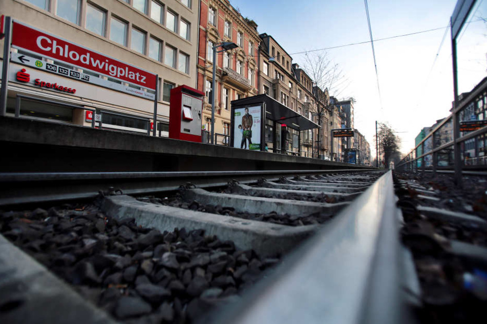 Am Chlodwidplatz wurde ein Polizist (32), der privat unterwegs war, vor eine Straßenbahn gestoßen und getötet.