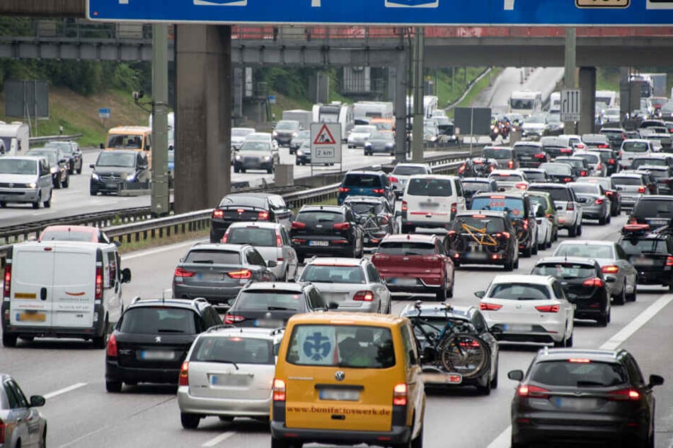 Der Verkehr staut sich rund um den Hamburger Elbtunnel.