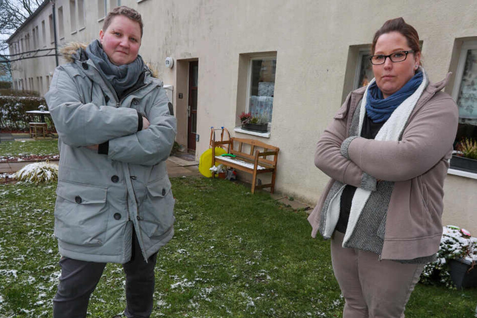 Melanie R. (li.) und ihre Nachbarin Manuela R. (re.) sind fassungslos, wie der Vermieter derzeit agiert.
