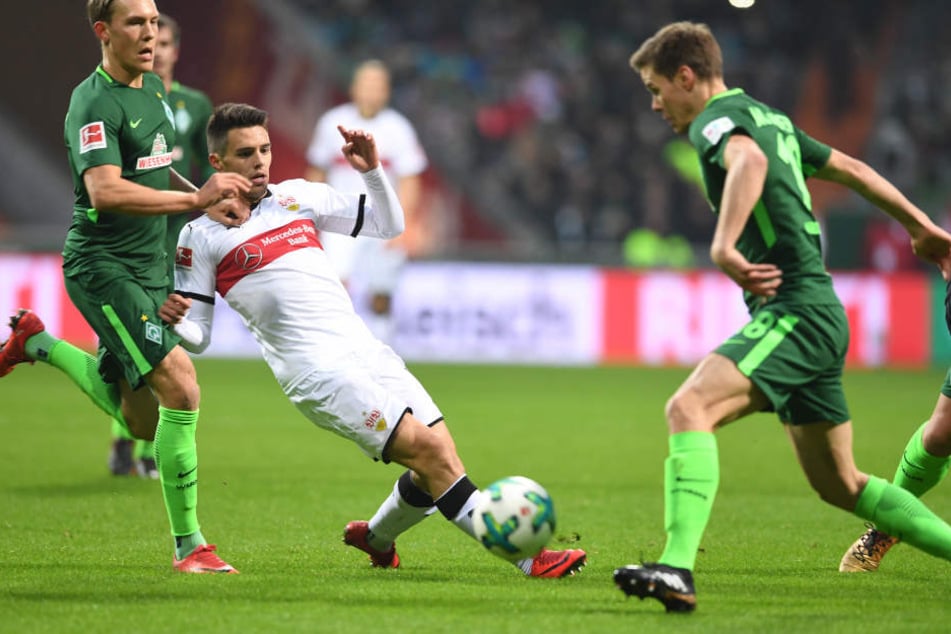 Bremens Ludwig Augustinsson (l.) und Niklas Moisander (r.) versuchen Stuttgarts Josip Brekalo den Ball streitig zu machen.