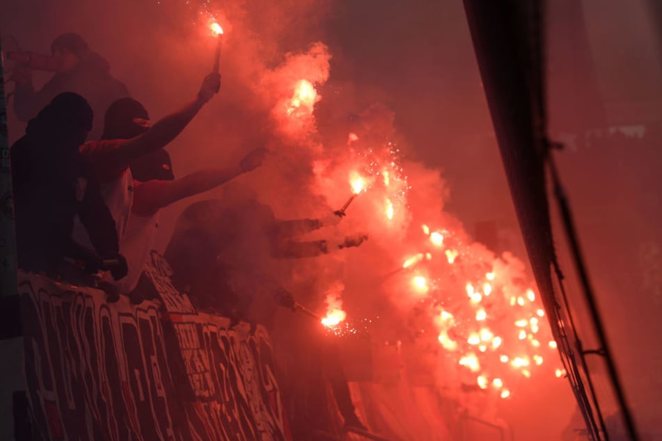 Ein leidiges Thema: Auch beim Spiel gegen Stuttgart gab es eine Verzögerung des Anstoßes aufgrund des Einsatzes von Pyro-Technik.