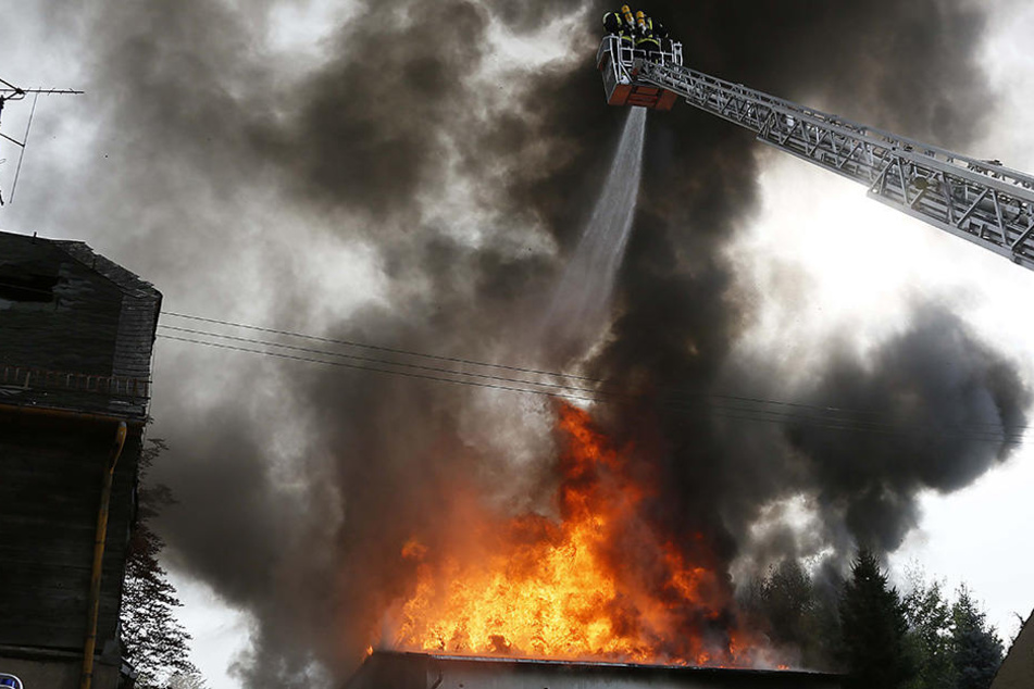Die Feuerwehr beim Löschen des Großbrandes.
