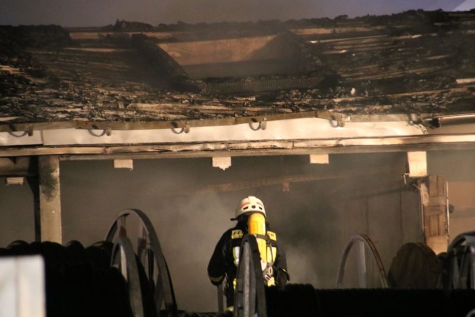 Die Feuerwehr konnte ein Übergreifen der Flammen auf benachbarte Gebäude verhindern.