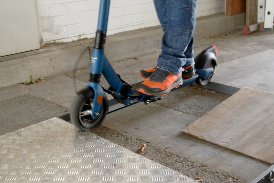 E-Scooter reagieren anders als Fahrräder auf Bordsteinkanten, Bodenwellen und sonstige Unebenheiten.