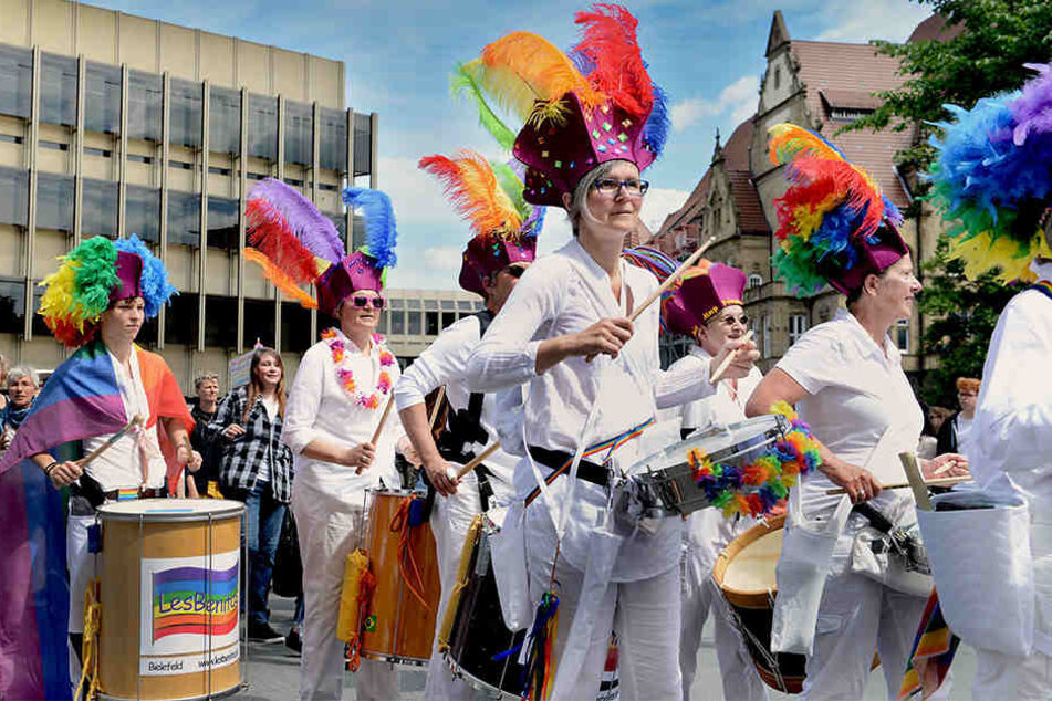 Unter dem Motto: "Haltung zeigen - Gleichstellung jetzt" zogen tausende von Menschen durch Bielefeld.