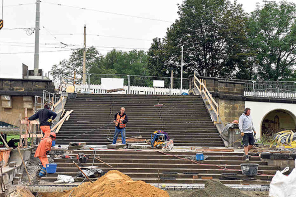 Die Fußgängertreppe an der Augustusbrücke wird zum Stadtfest nicht ganz
fertig.