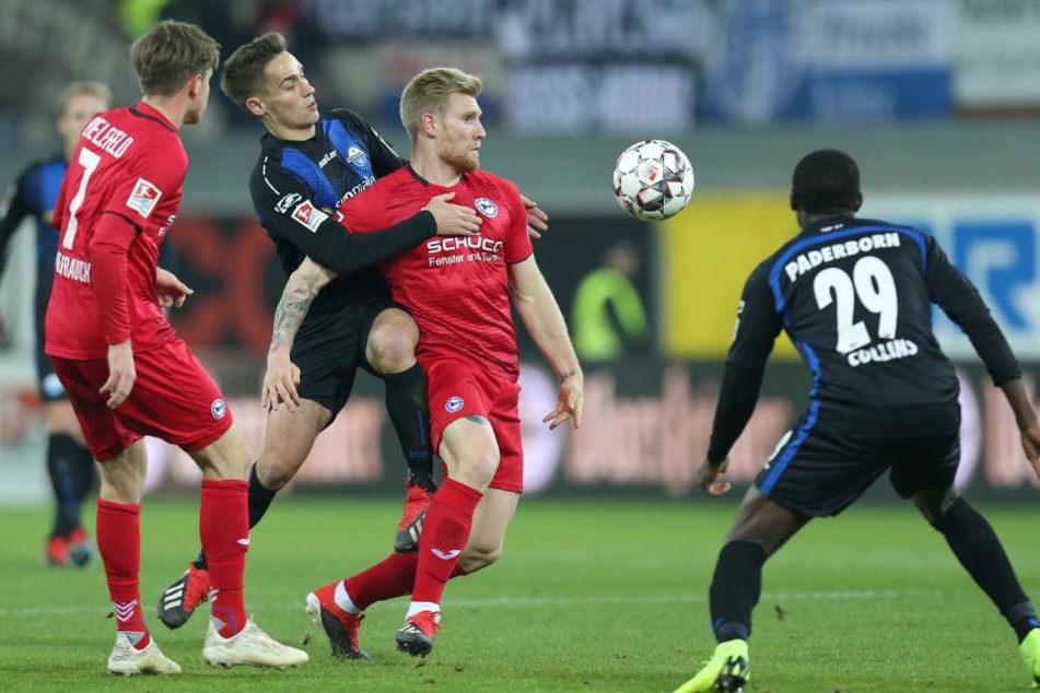 Die Mannschaften lieferten sich einen erbitterten Kampf um jeden Ball.