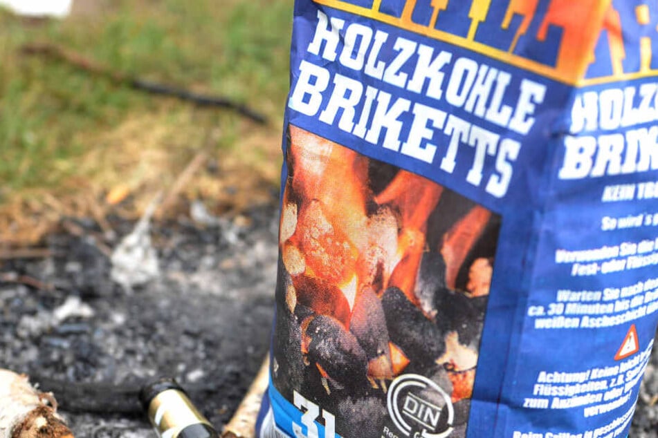 Grillkohle und Grillanzünder gerieten vor dem Supermarkt in Brand. (Symbolbild)