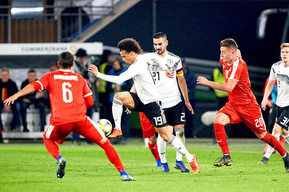 Leroy Sané (am Ball) und Ilkay Gündogan (dahinter) wurden aus dem deutschen Block angefeindet.