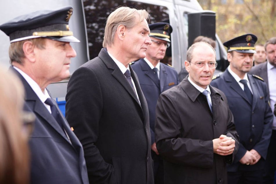 Innenminister Markus Ulbig (53, CDU, re.) eröffnete den Test am Donnerstag. Mit dabei waren auch Oberbürgermeister Burkhard Jung (59, SPD, mi.) und Polizeipräsident Bernd Merbitz (61).