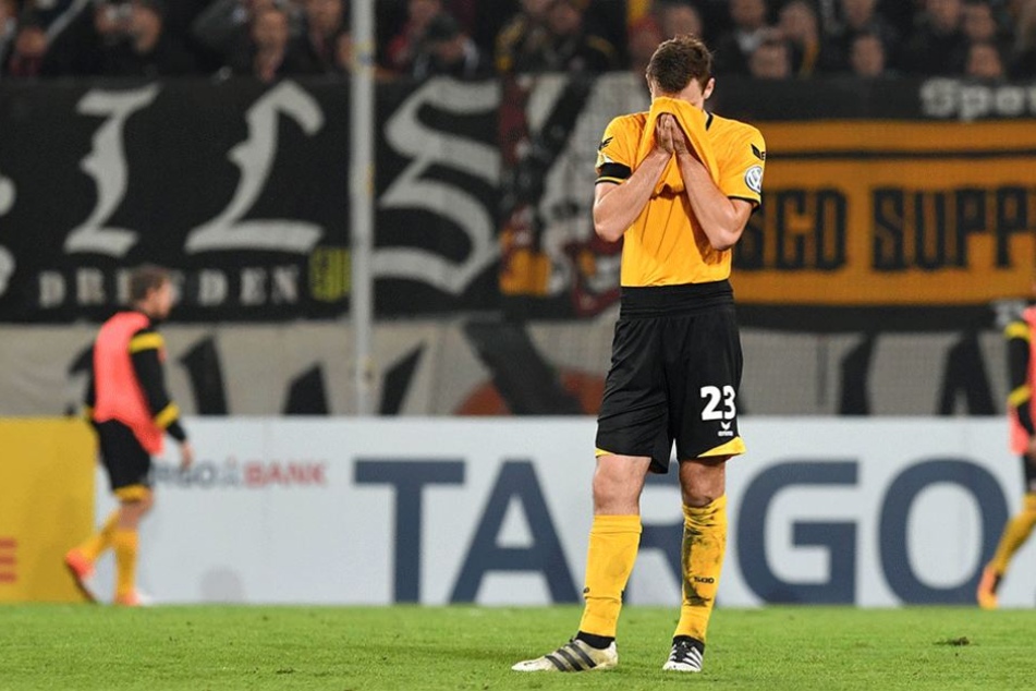 Florian Balles vergräbt nach dem Spiel enttäuscht sein Gesicht im Trikot.