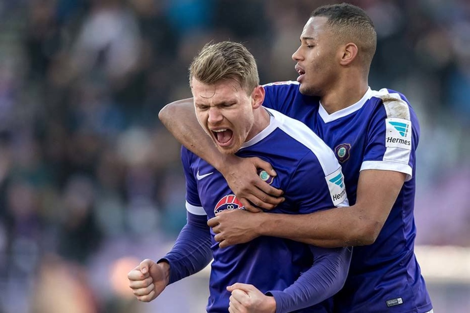 Sie kamen vor zwei Jahren zusammen von der "U23" der Hertha, sie gehen jetzt gemeinsam nach Braunschweig: Steve Breitkreuz (l.) und Louis Samson.