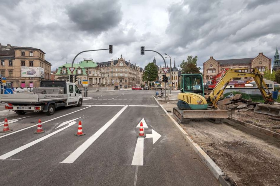 Asphalt ist drauf, die Fahrbahnmarkierung wurde auch aufgemalt - heute
Nachmittag wird die Moccabar-Kreuzung wieder freigegeben.