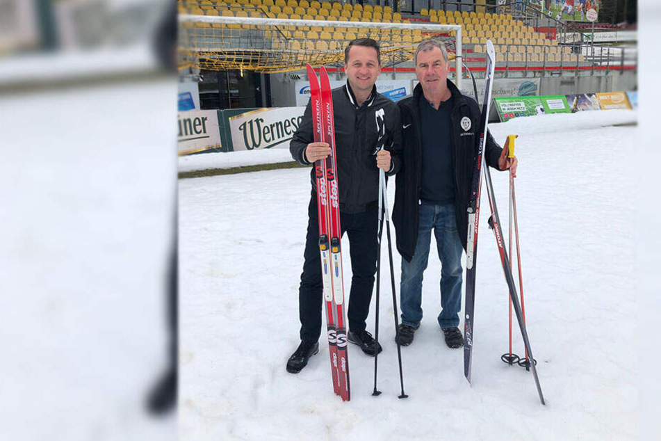 CFC-Sportvorstand Thomas Sobotzik (l.) und VfB-Manager Volkhardt Kramer nehmen es sportlich und wechselten die Sportart.