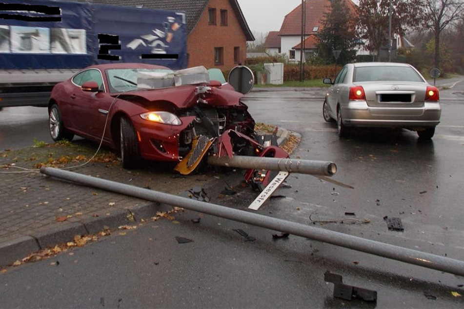 Der Jaguar XK wird nach dem Unfall nicht mehr so viel wert sein.