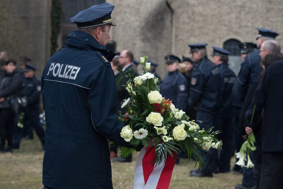 Auch sehr viele Polizisten waren zu der Beerdigung gekommen.