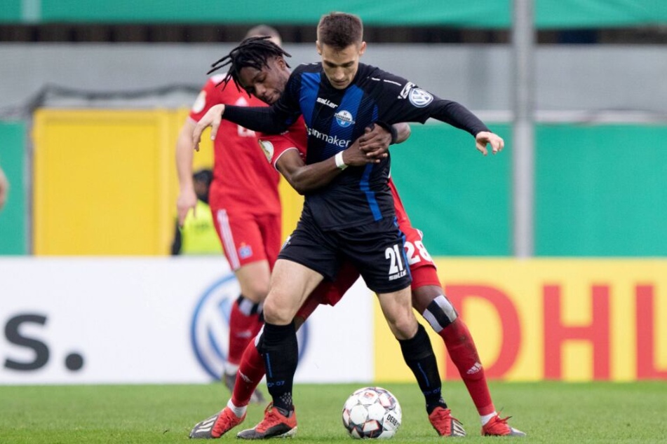 Gideon Jung vom HSV (links) im Duell mit Paderborner Philipp Klement.