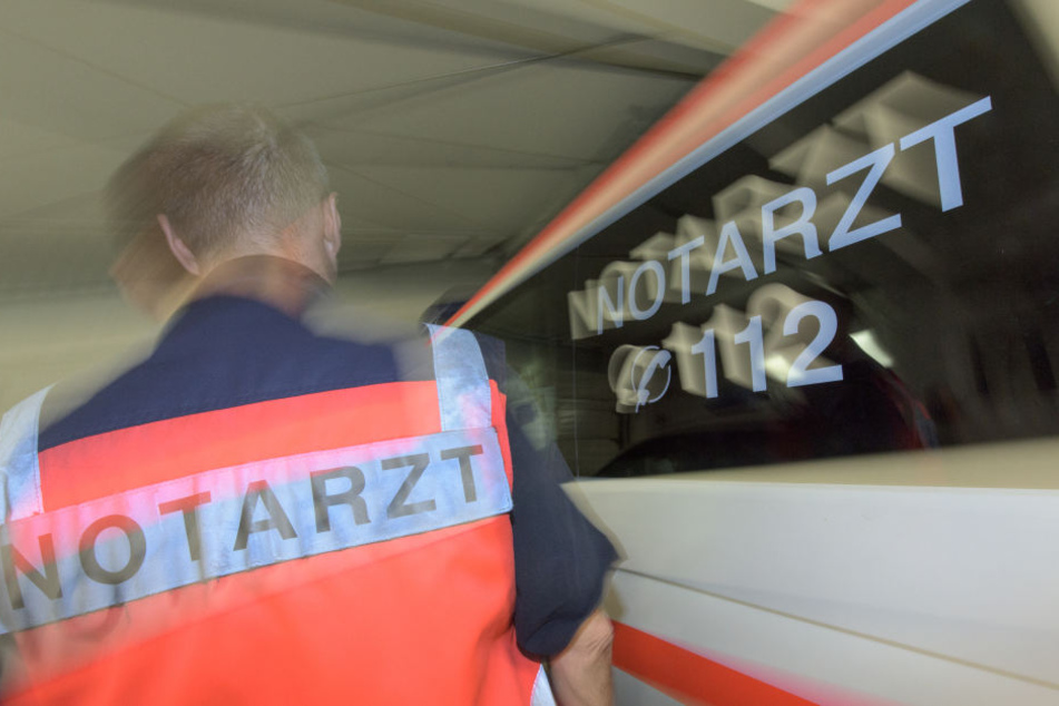Der eintreffende Notarzt konnte nur noch den Tod des 28-jährigen Beifahrers feststellen. (Symbolbild)