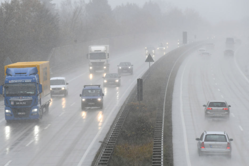 Die Autobahn musste zeitweise komplett gesperrt werden. (Symbolbild)