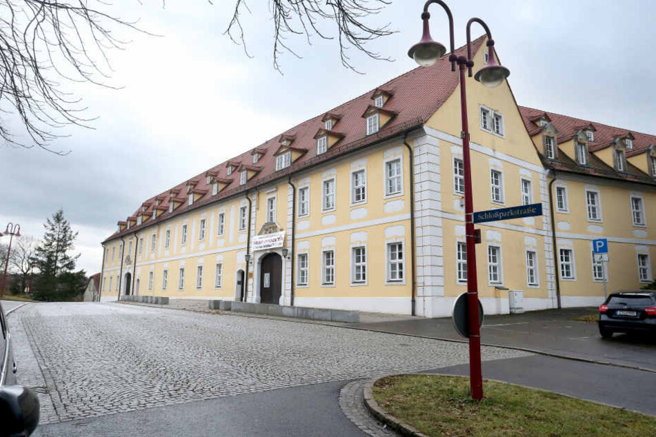 Die Schulleitung des Clara-Wieck-Gymnasiums informierte Eltern und Schüler per Brief über den Tod einer Schülerin.