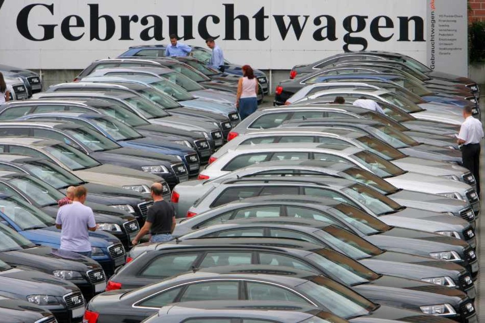 Auf einem Parkplatz in Rehau bot der Verkäufer sein Auto an. (Symbolbild)
