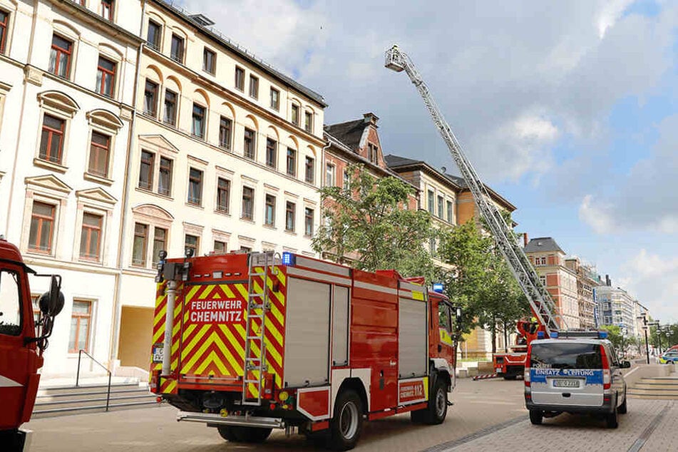 Die Feuerwehr rückte auch mit einer Drehleiter an, konnte das Feuer aber mit der Kübelspritze löschen.