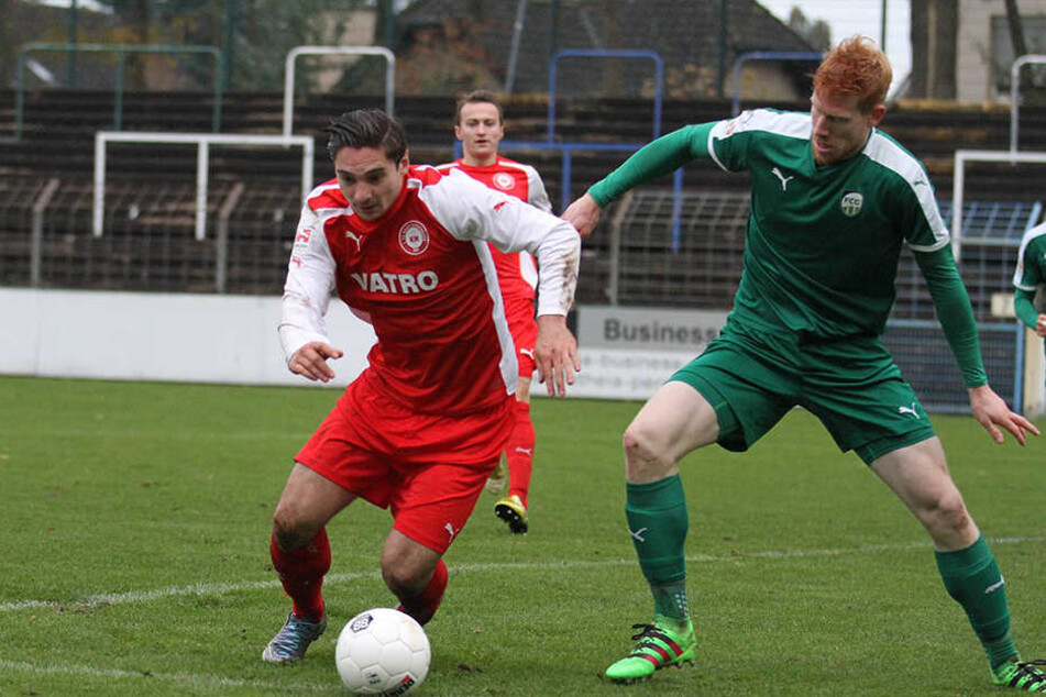 Lars Beuckmann (re.) ist langjähriger Spieler des FC Gütersloh.