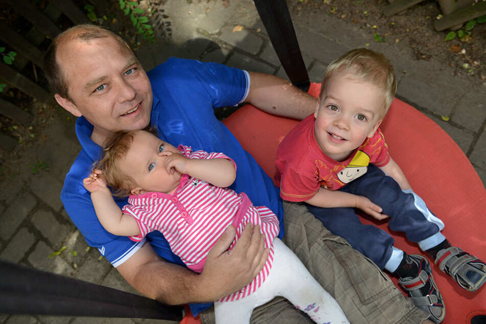 Die Stadt will Tageseltern wie Michael Schreinert (46) nun doch bei einer Krankentagegeldversicherung unter die Arme greifen.