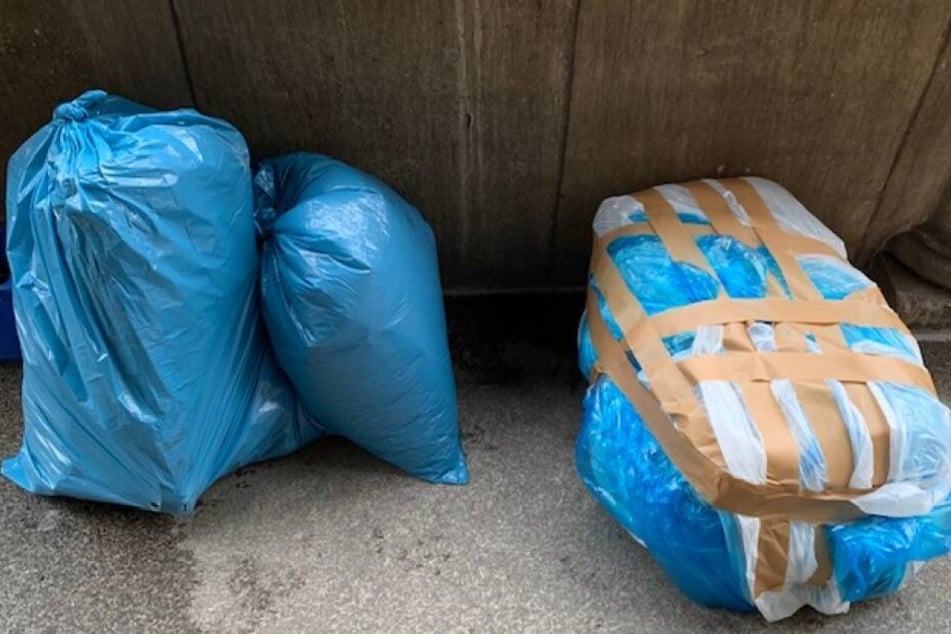 Die drei Reisetaschen der Frau waren in blaue Müllsäcke verpackt und bargen eine eklige Ladung.