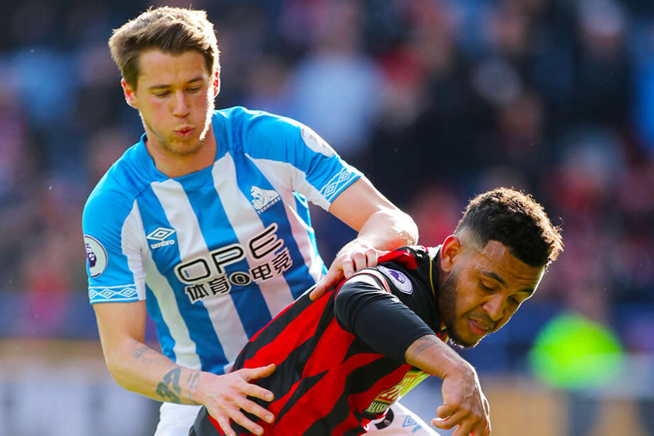 Erik Durm (l.) kam vergangene Saison für Huddersfield Town in der Premier League 28 Mal zum Einsatz.