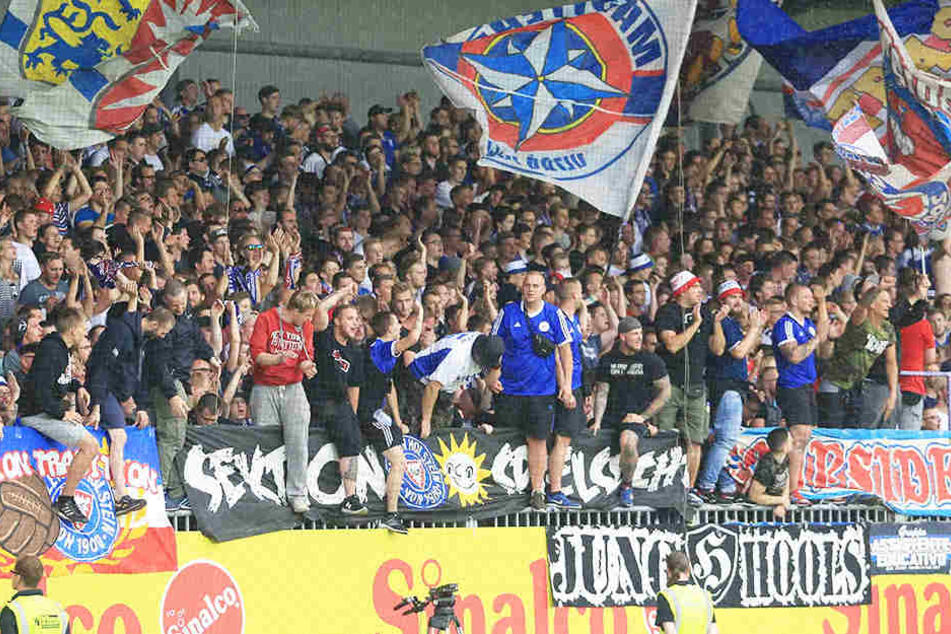 Kaum eingeweiht, schon kaputt: Die neue Tribüne von Holstein Kiel ist sanierungsbedürftig.