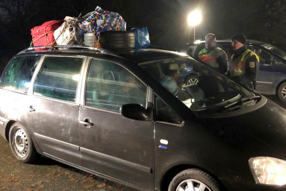 Kaum zu glauben, aber in diesem Fahrzeug befinden sich acht Personen.