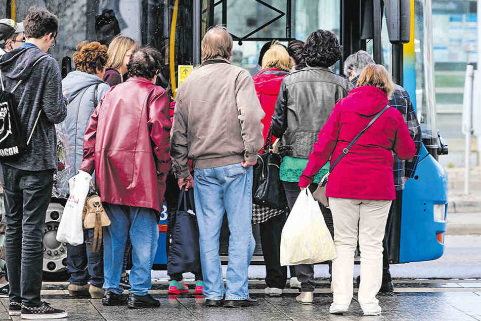Immer mehr Menschen nutzten Bus und Bahn.