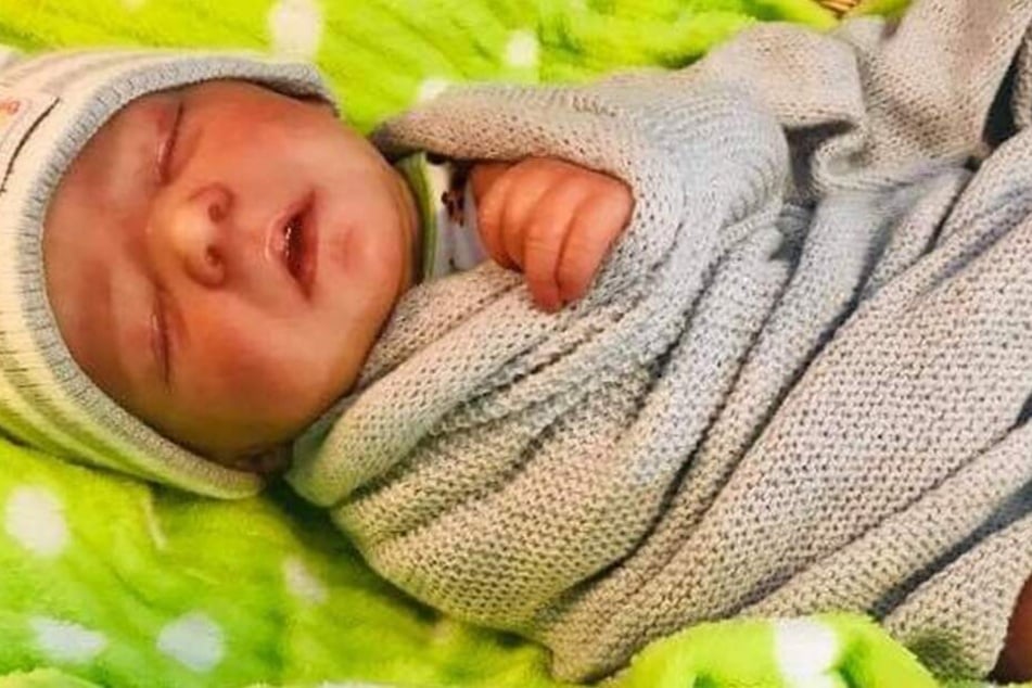 Der todkranke Easton? Falsch! Das ist die Baby-Puppe die im Haus des Paares gefunden wurde!