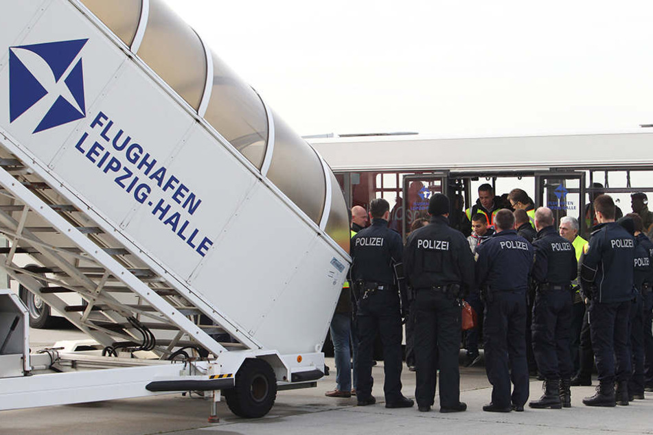 Abschiebung am Flughafen Leipzig/Halle: In Sachsen werden deutlich mehr
Menschen abgeschoben als vor ein paar Jahren.