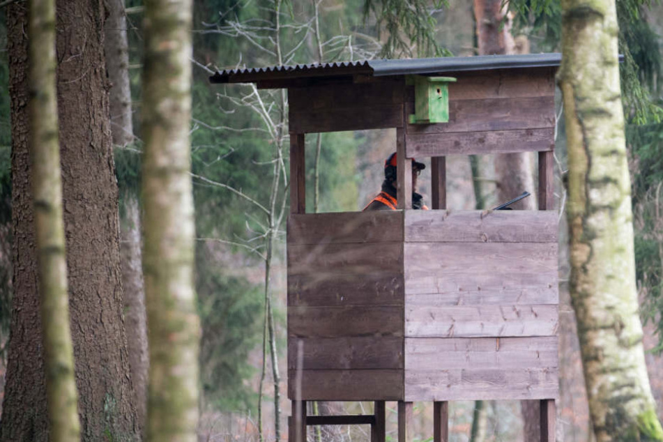 Ein Mann fand den 33-Jährigen in einem Hochsitz (Symbolfoto).