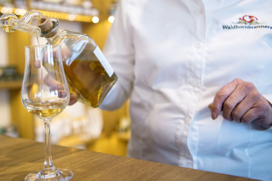 Eine Mitarbeiterin der Brennerei schenkt den wegen seines Namens umstrittenen Whisky in ein Glas.