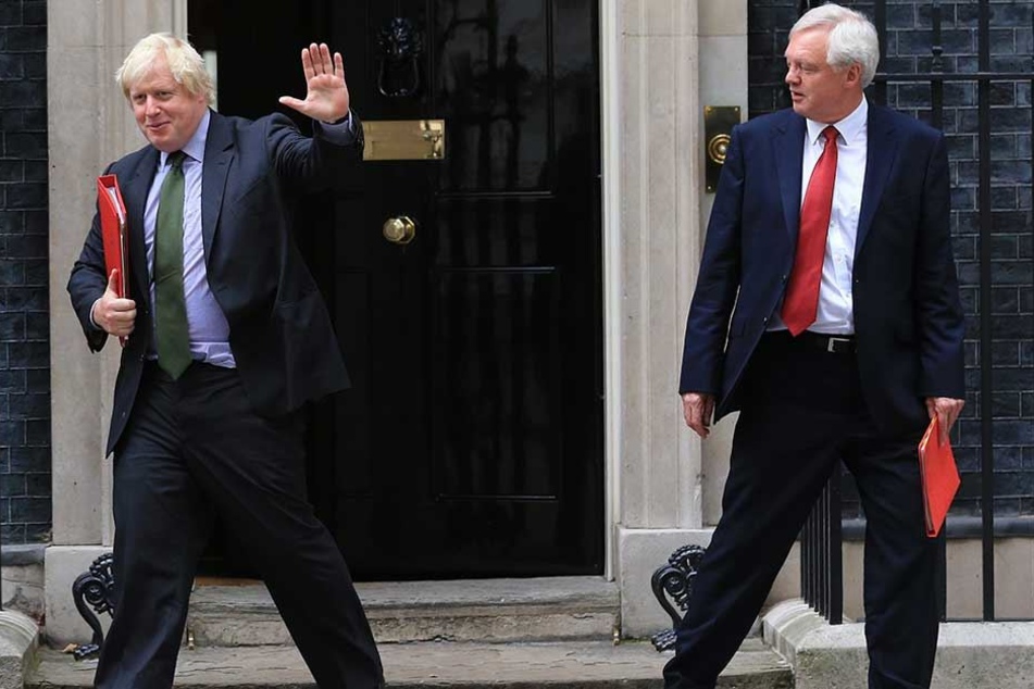 Boris Johnson (l), bisher Außenminister von Großbritannien, und David Davis, zurückgetretener Brexit-Minister, verlassen die Downing Street 10.